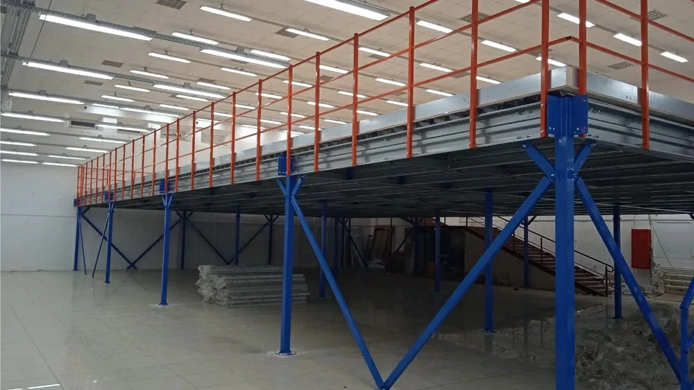 Мезонин на колоннах 287 м², пол из фанеры