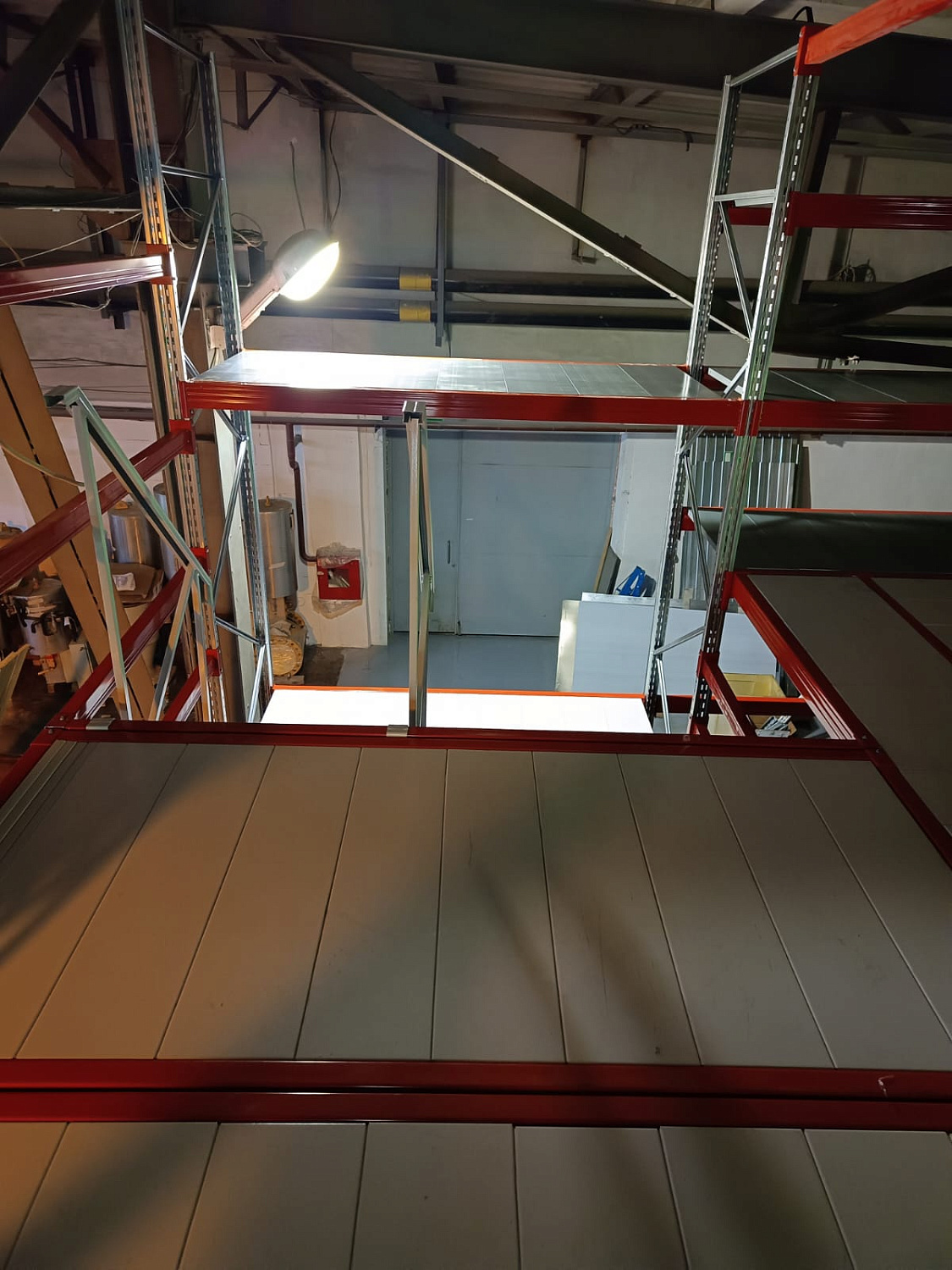 Мезонинный стеллаж на рамах